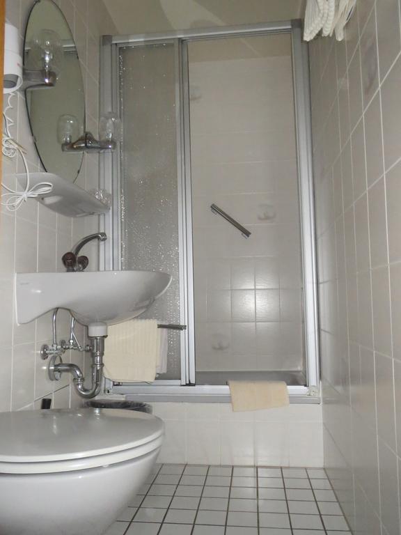 Hotel Und Gaestehaus Gute Quelle 코헴 객실 사진