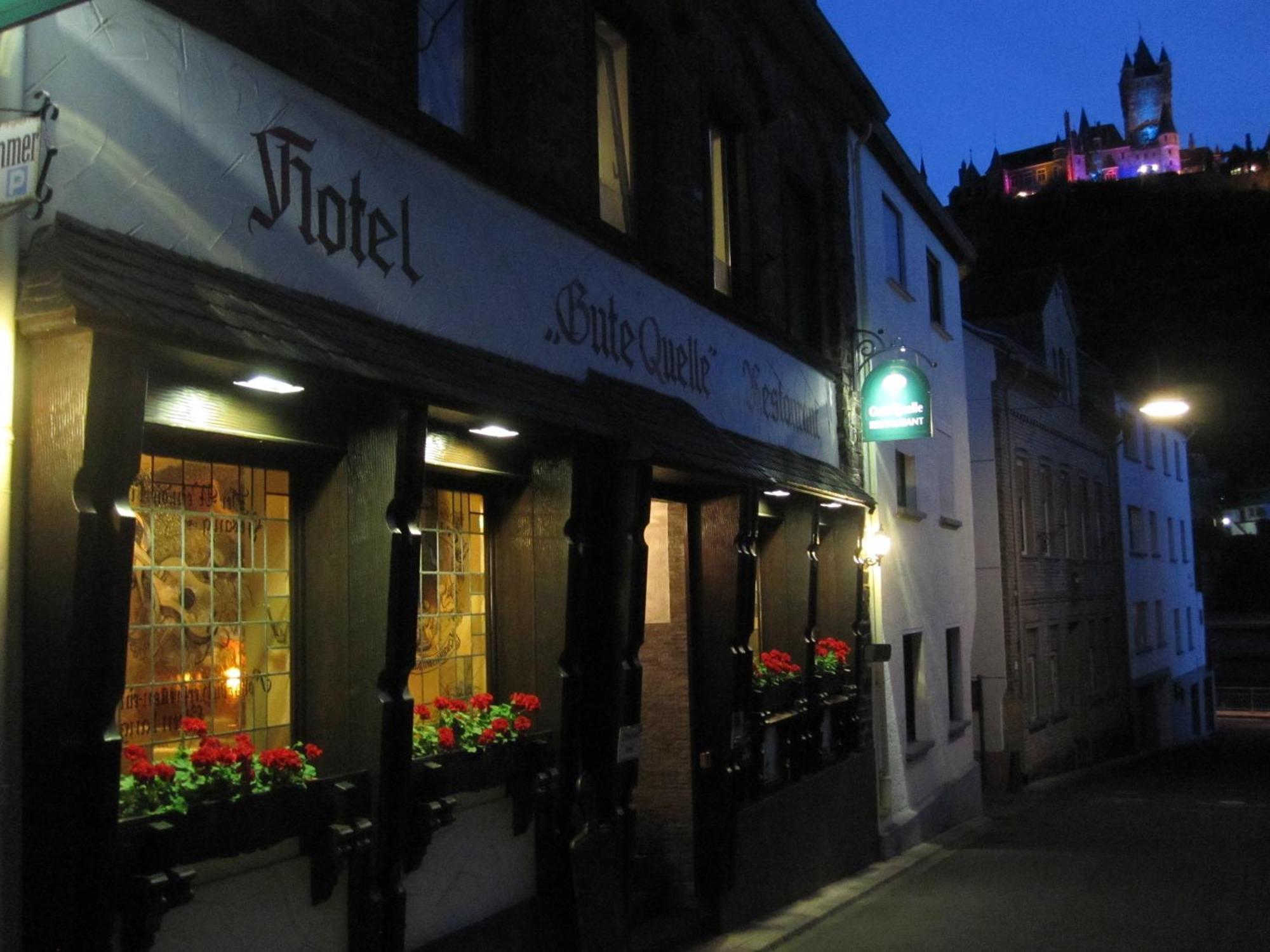 Hotel Und Gaestehaus Gute Quelle 코헴 외부 사진